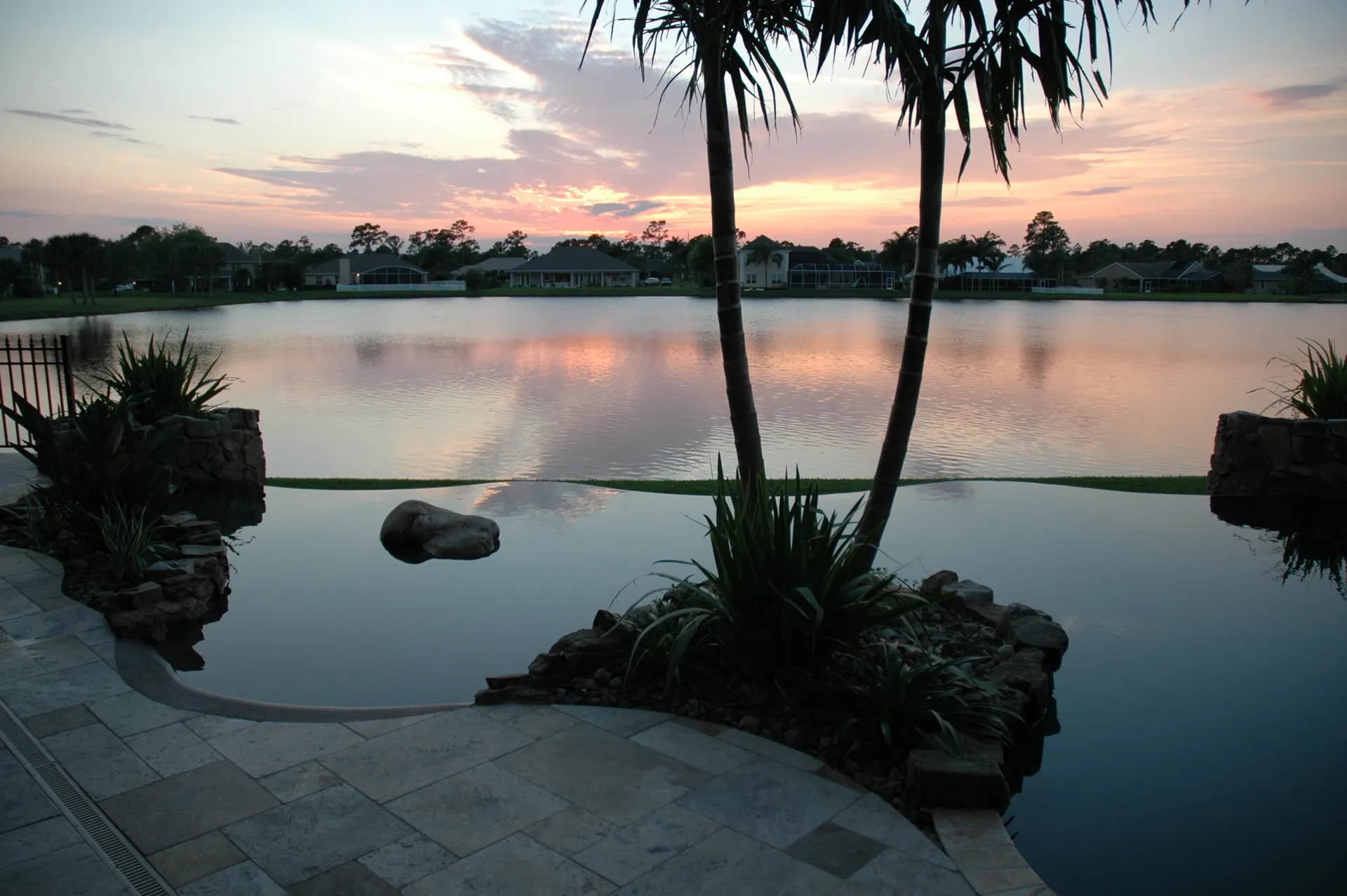 Home 12 Infinity edge over the lake