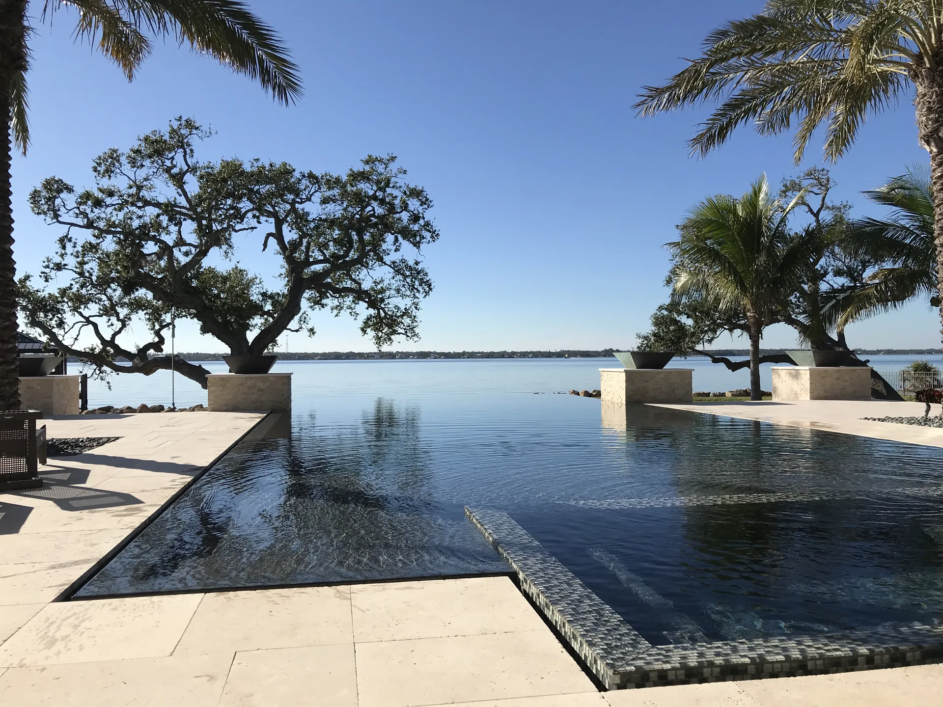 Home 9 Zero-edge overflow with fire bowls