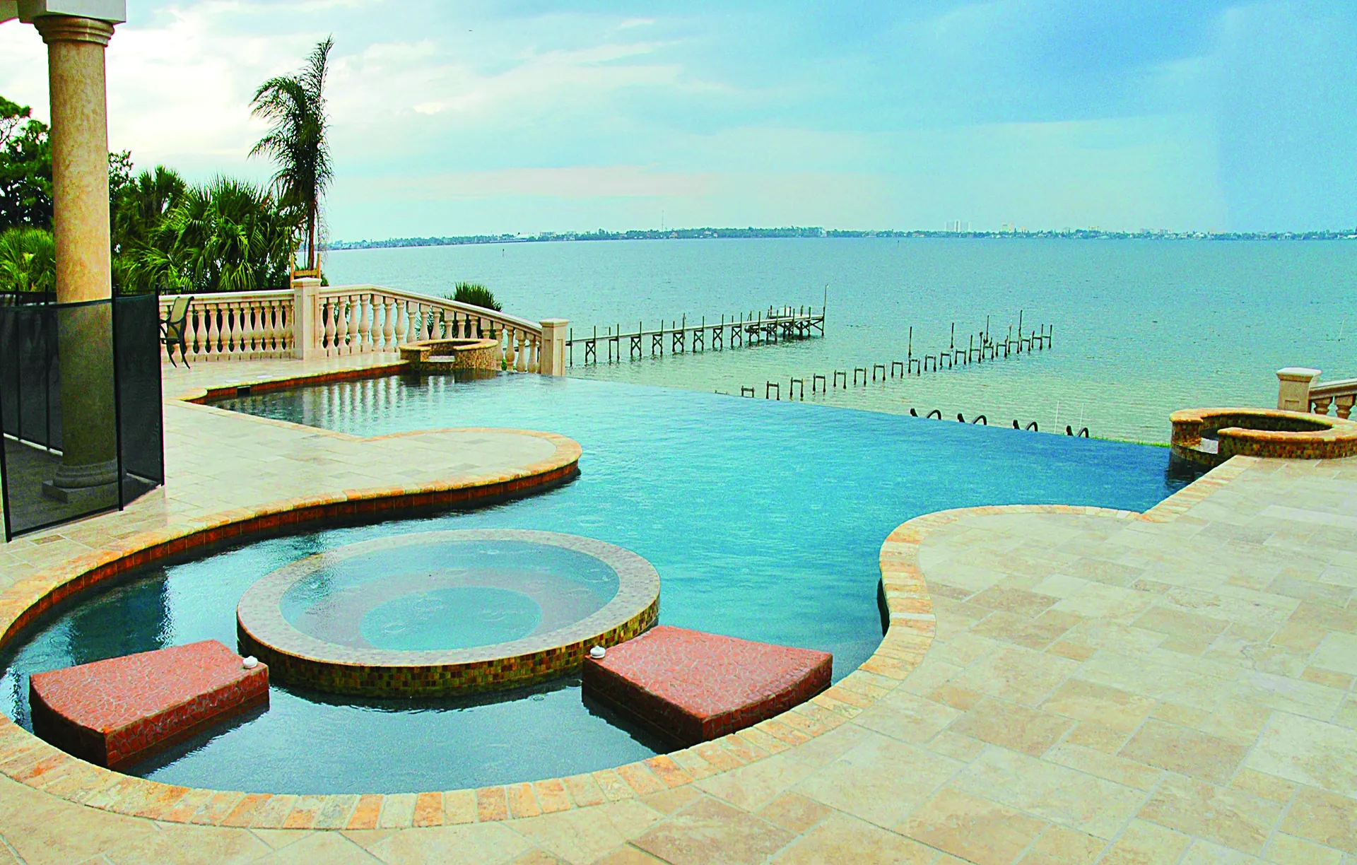 Home 11 Vanishing-edge pool and spa